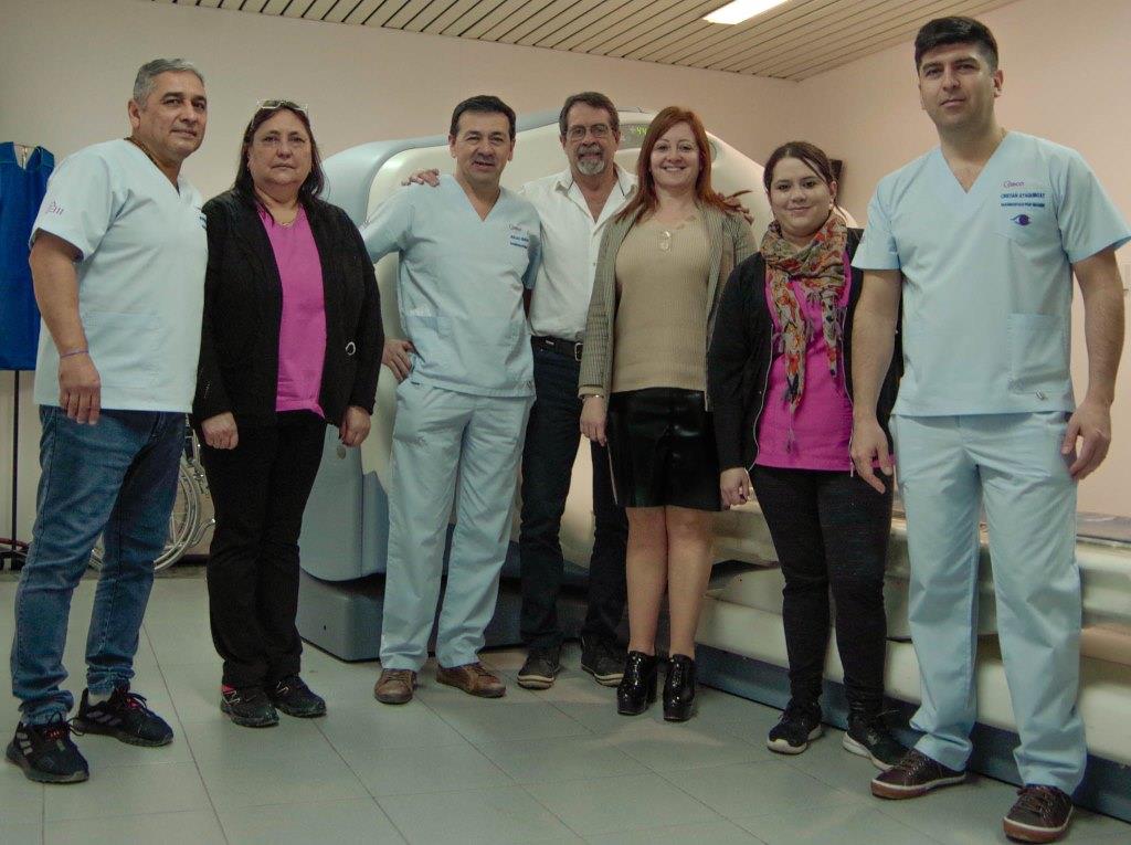 Equipo de trabajo recepcionistas, médicos y técnicos posando de pie